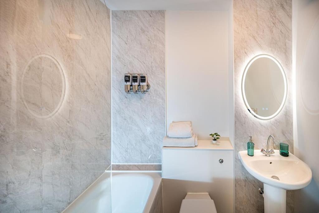 Reading 2-Bed Apartment & Parking Екстер'єр фото